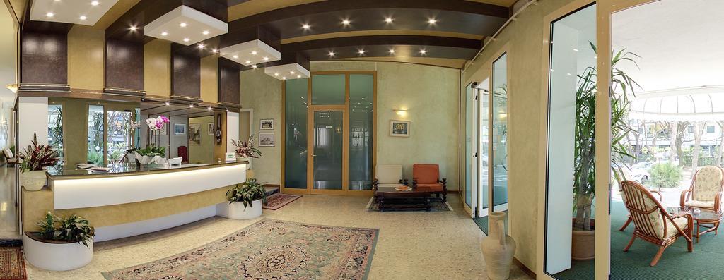 Hotel Janeiro Frontemare ลิโดดิเยโซโล ภายนอก รูปภาพ