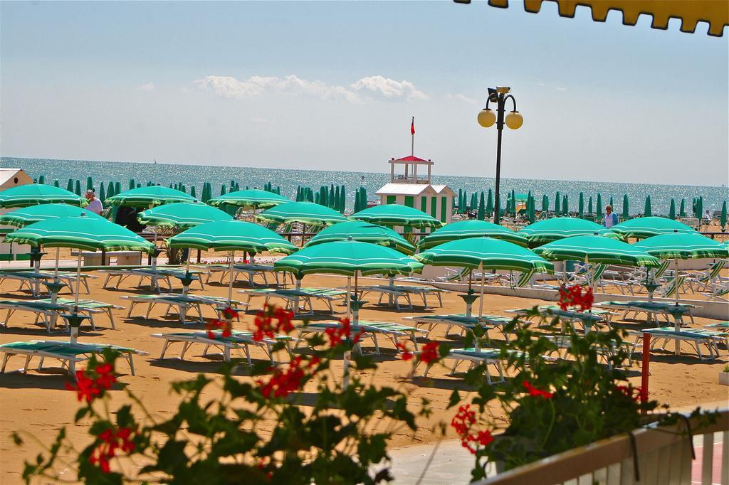 Hotel Janeiro Frontemare ลิโดดิเยโซโล ภายนอก รูปภาพ