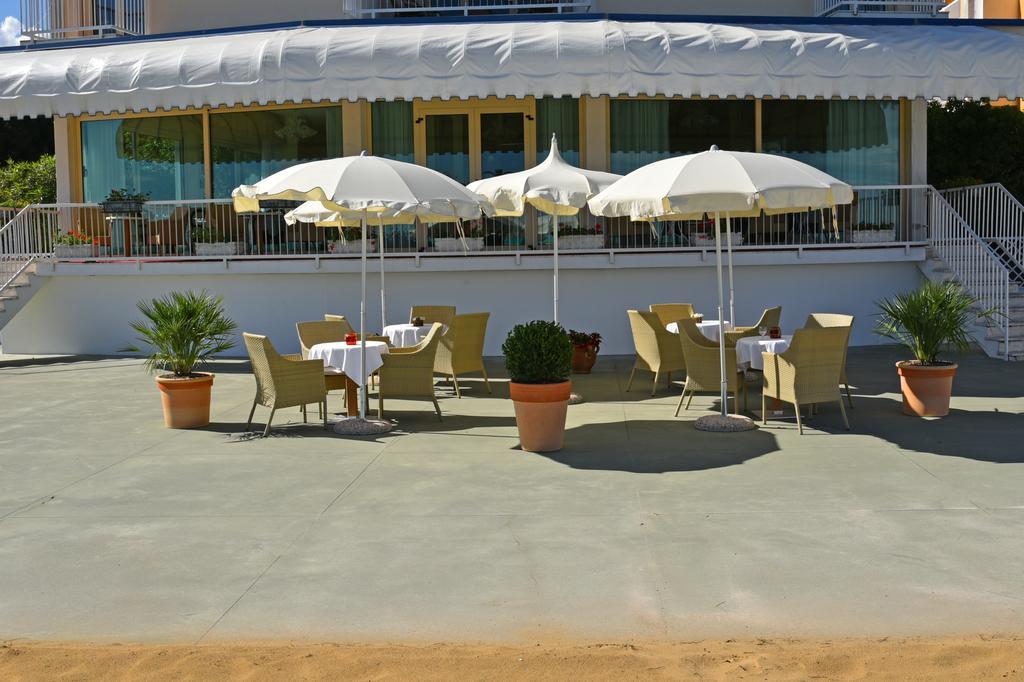 Hotel Janeiro Frontemare ลิโดดิเยโซโล ภายนอก รูปภาพ