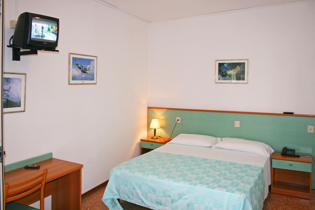 Hotel Janeiro Frontemare ลิโดดิเยโซโล ภายนอก รูปภาพ