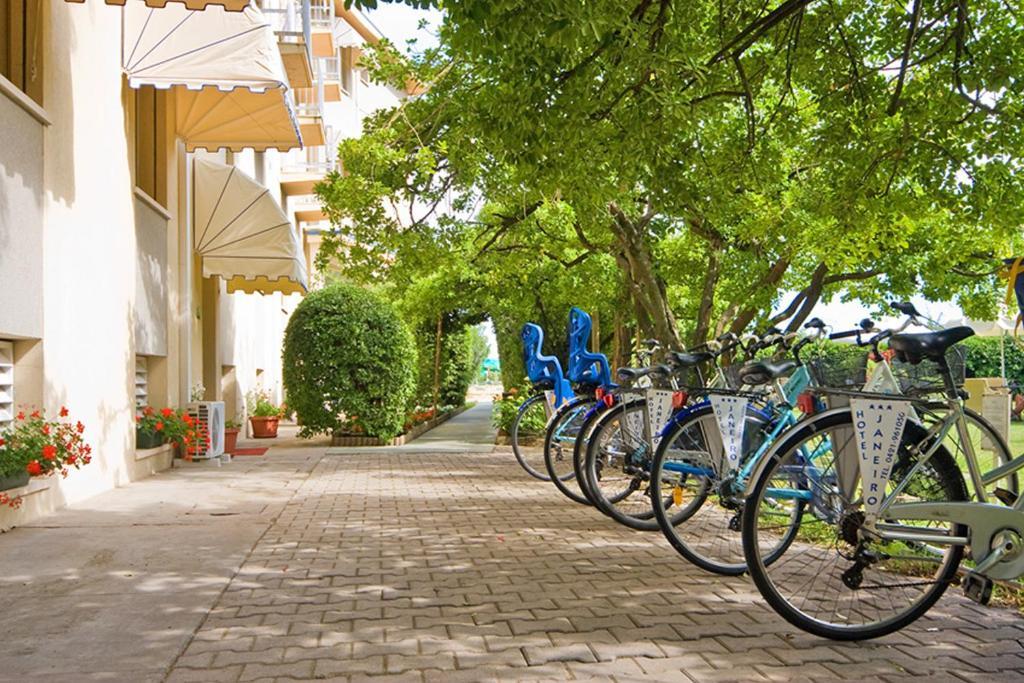 Hotel Janeiro Frontemare ลิโดดิเยโซโล ภายนอก รูปภาพ