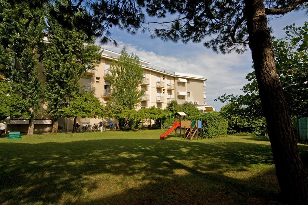 Hotel Janeiro Frontemare ลิโดดิเยโซโล ภายนอก รูปภาพ