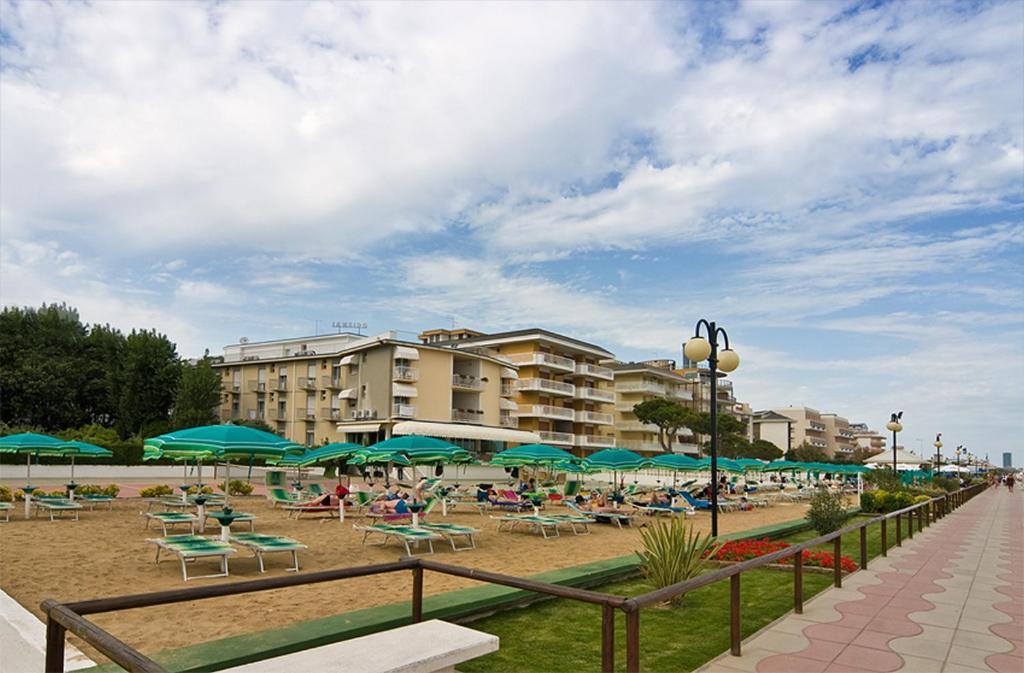 Hotel Janeiro Frontemare ลิโดดิเยโซโล ภายนอก รูปภาพ