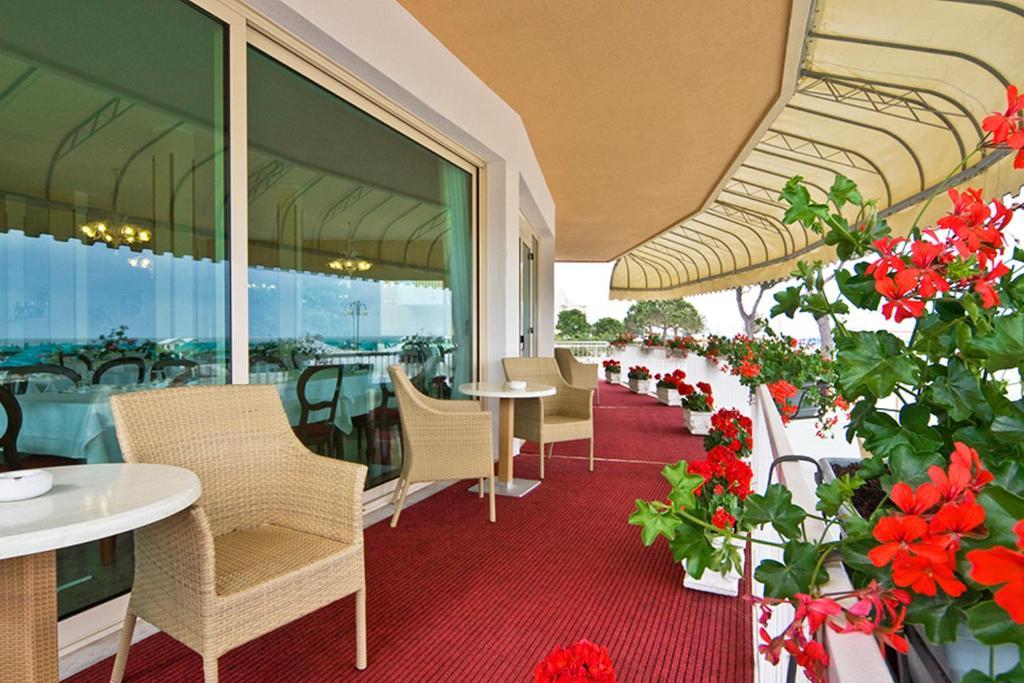 Hotel Janeiro Frontemare ลิโดดิเยโซโล ภายนอก รูปภาพ