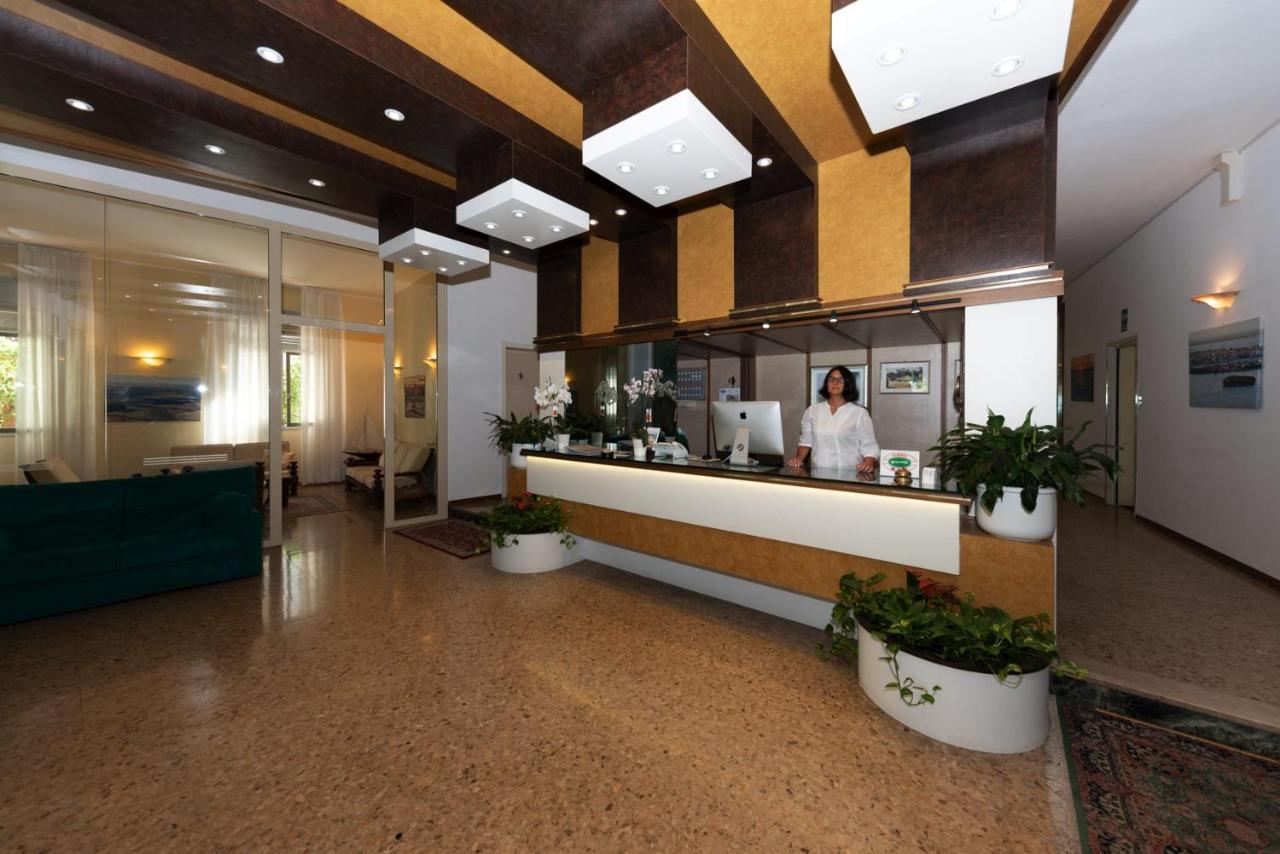 Hotel Janeiro Frontemare ลิโดดิเยโซโล ภายนอก รูปภาพ
